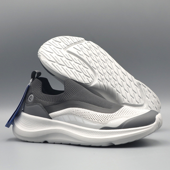 Pantofi casual fără șireturi, unisex, cu suprafața din plasă respirabilă Fly-knit, vârf rotund și talpă EVA groasă cu amortizare.
