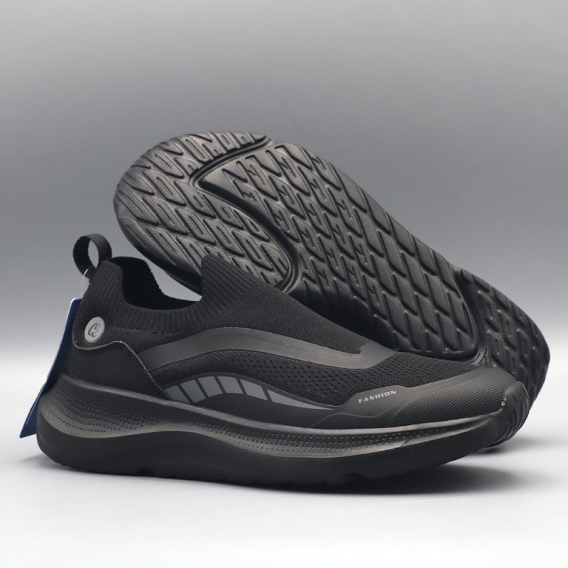 Pantofi casual fără șireturi, unisex, cu suprafața din plasă respirabilă Fly-knit, vârf rotund și talpă EVA groasă cu amortizare.