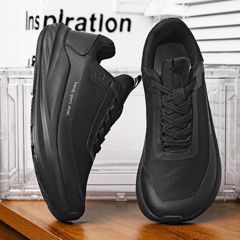 Pantofi sport casual cu croială ultra-lat; partea superioară din plasă și microfibră; talpă EVA + cauciuc; branț PU; închidere cu șireturi