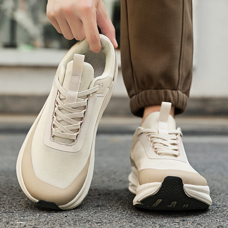 Pantofi sport casual cu croială ultra-lat; partea superioară din plasă și microfibră; talpă EVA + cauciuc; branț PU; închidere cu șireturi