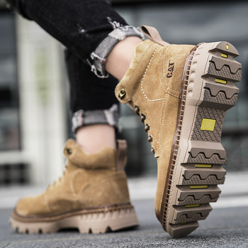 Botine Martin din piele naturală, finisaj măcinat, gleznă medie, vârf rotund, toc drept mic, talpă din tendoane de vită