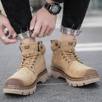 Botine Martin din piele naturală, finisaj măcinat, gleznă medie, vârf rotund, toc drept mic, talpă din tendoane de vită