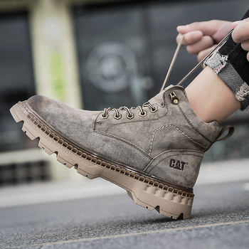 Botine Martin din piele naturală, finisaj măcinat, gleznă medie, vârf rotund, toc drept mic, talpă din tendoane de vită