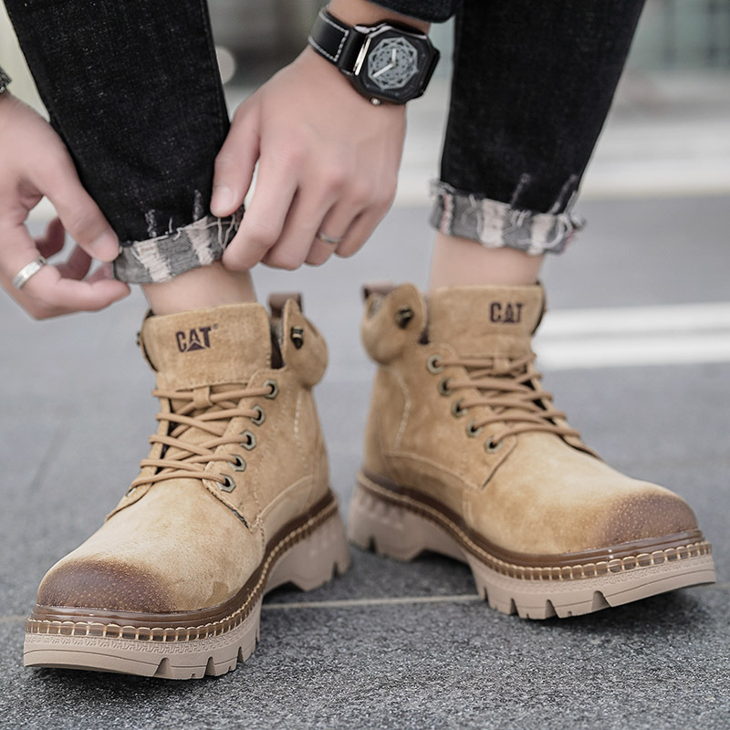 Botine Martin din piele naturală, finisaj măcinat, gleznă medie, vârf rotund, toc drept mic, talpă din tendoane de vită