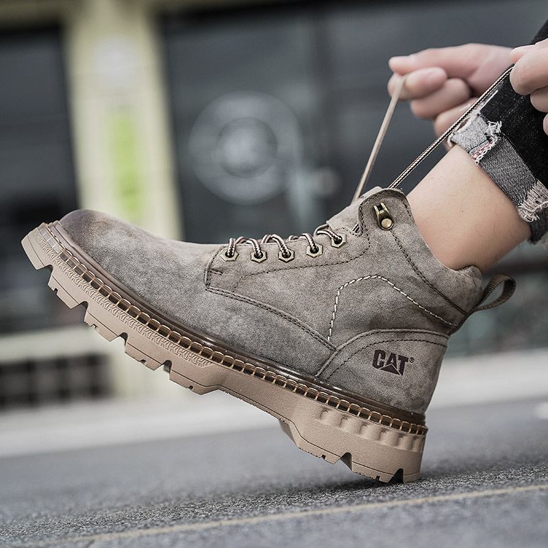 Botine Martin din piele naturală, finisaj măcinat, gleznă medie, vârf rotund, toc drept mic, talpă din tendoane de vită