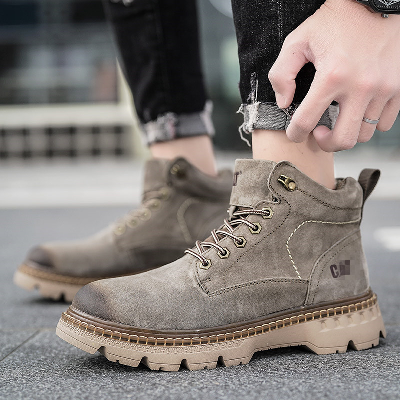 Botine Martin din piele naturală, finisaj măcinat, gleznă medie, vârf rotund, toc drept mic, talpă din tendoane de vită