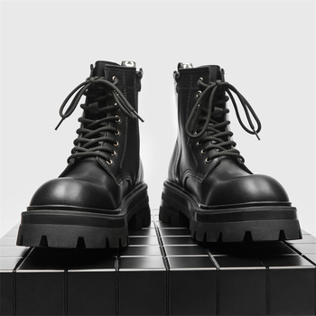 Martin bakancs férfiaknak magasságot növelő dizájnnal, román stílus, magas szár, elülső fűzés, kerek orr, bőr felsőrész, gumírozott talp, téli modell