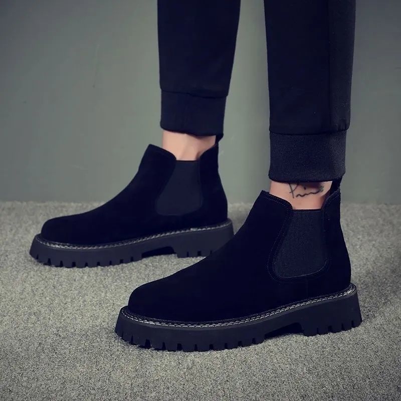 Ghete bărbați Martin cu partea superioară din nubuk de vită, căptușite cu fleece, talpă din cauciuc, vârf rotund, toc 3–5 cm