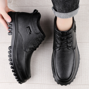 Férfi Martin bakancs — velúr felsőrész, belső bélés gyapjú és báránybőr keveréke, középmagas szár, kerek orr, gumi talp