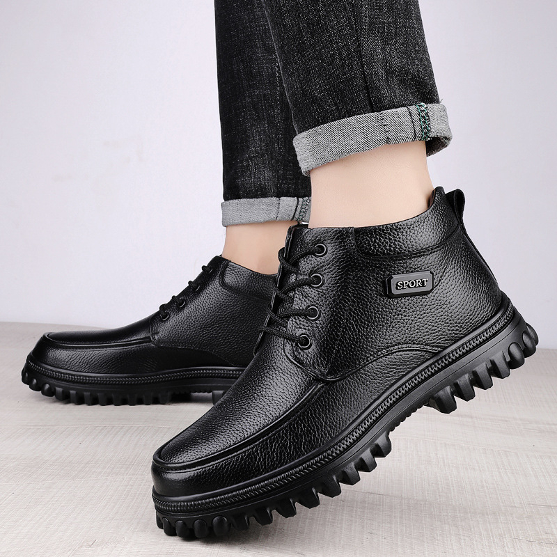 Férfi Martin bakancs — velúr felsőrész, belső bélés gyapjú és báránybőr keveréke, középmagas szár, kerek orr, gumi talp