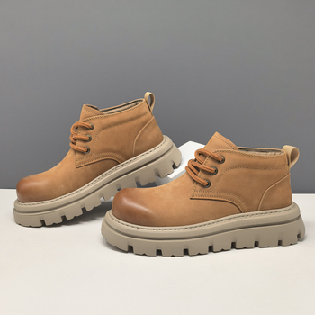 Martin munkacipő: első réteg bőrből, kerek orr, alacsony szár, 3–5 cm sarok