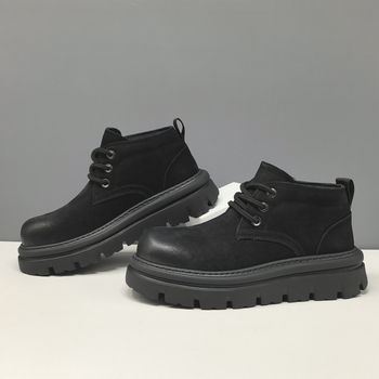 Martin munkacipő: első réteg bőrből, kerek orr, alacsony szár, 3–5 cm sarok