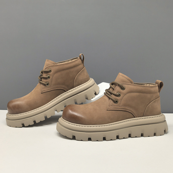 Martin munkacipő: első réteg bőrből, kerek orr, alacsony szár, 3–5 cm sarok