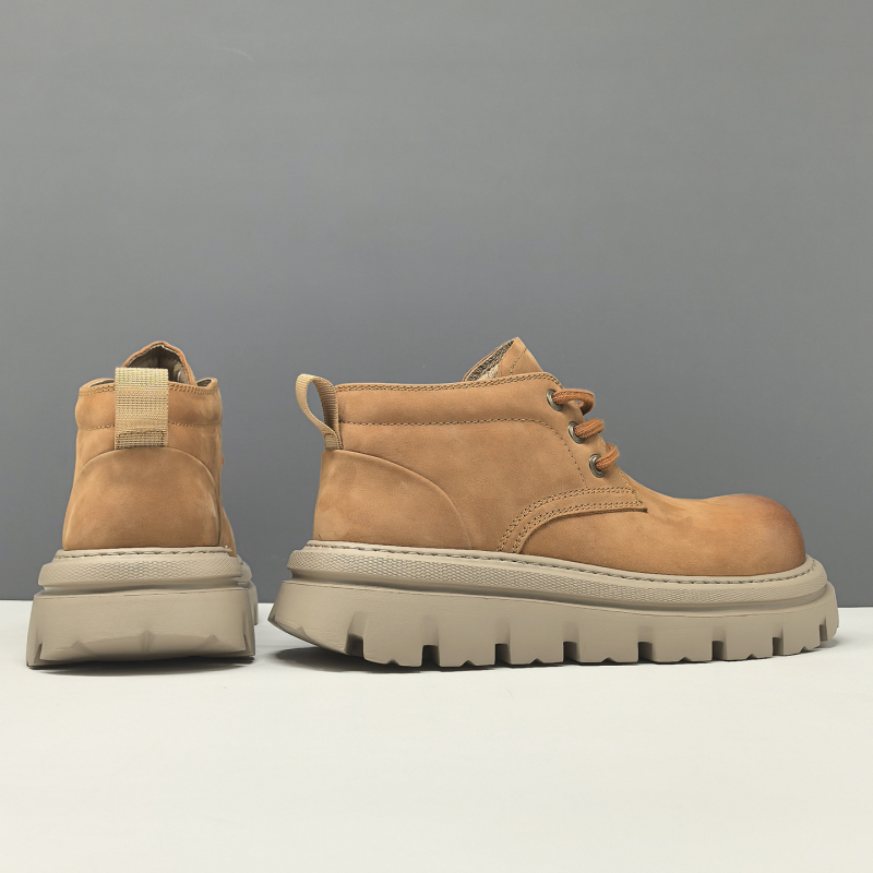 Martin munkacipő: első réteg bőrből, kerek orr, alacsony szár, 3–5 cm sarok