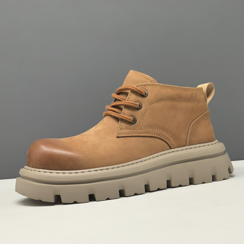 Martin munkacipő: első réteg bőrből, kerek orr, alacsony szár, 3–5 cm sarok