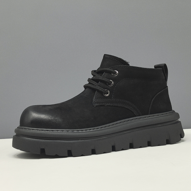 Martin munkacipő: első réteg bőrből, kerek orr, alacsony szár, 3–5 cm sarok