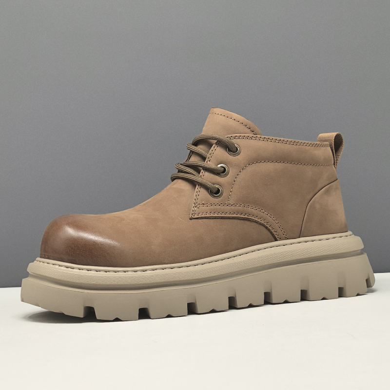 Martin munkacipő: első réteg bőrből, kerek orr, alacsony szár, 3–5 cm sarok