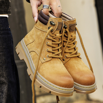 Uniszex Martin csizma (felsőrész disznó bőrből, középmagas szár, gumitalp, klínes sarok 3–5 cm, téli használatra)