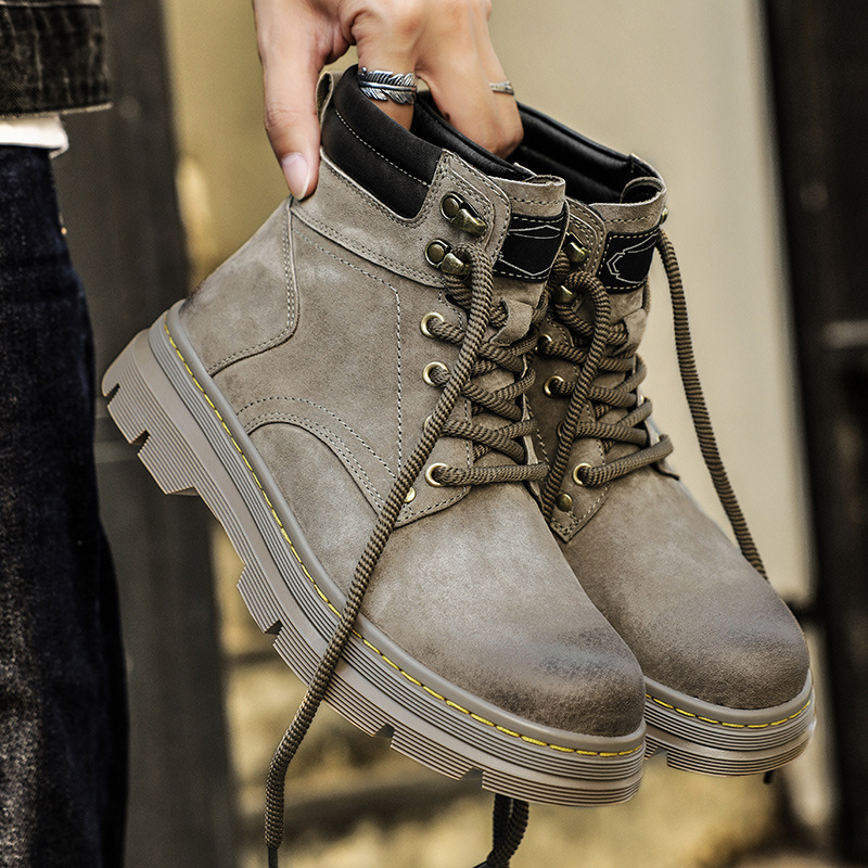 Uniszex Martin csizma (felsőrész disznó bőrből, középmagas szár, gumitalp, klínes sarok 3–5 cm, téli használatra)