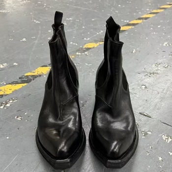 Chelsea batai su stora pada aukščiui didinti, viršutinė medžiaga: galvijų odos antrinis sluoksnis, padas: guma, smailus priekinis, kulno aukštis vidutinis 3-5 cm