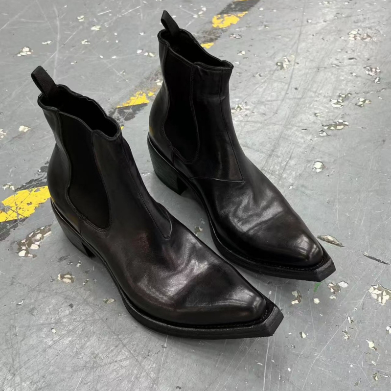 Chelsea batai su stora pada aukščiui didinti, viršutinė medžiaga: galvijų odos antrinis sluoksnis, padas: guma, smailus priekinis, kulno aukštis vidutinis 3-5 cm