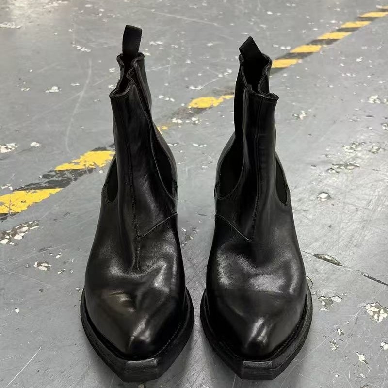 Chelsea batai su stora pada aukščiui didinti, viršutinė medžiaga: galvijų odos antrinis sluoksnis, padas: guma, smailus priekinis, kulno aukštis vidutinis 3-5 cm