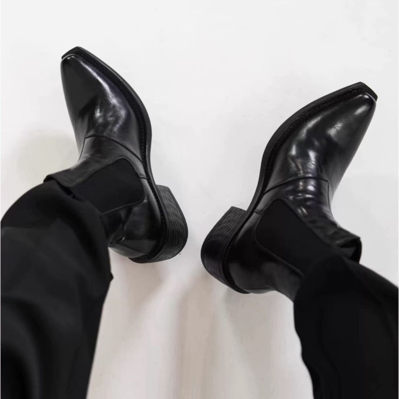 Chelsea batai su stora pada aukščiui didinti, viršutinė medžiaga: galvijų odos antrinis sluoksnis, padas: guma, smailus priekinis, kulno aukštis vidutinis 3-5 cm