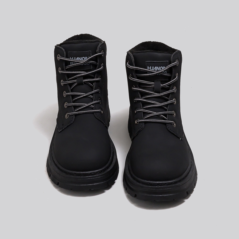 Férfi bőr Martin csizma műszőrmés béléssel, PVC injektált talp, alacsony szár, kerek orr, elöl fűzővel