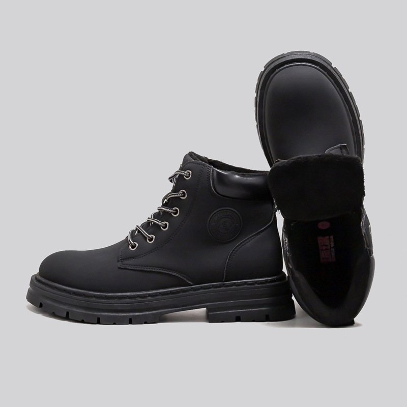 Férfi bőr Martin csizma műszőrmés béléssel, PVC injektált talp, alacsony szár, kerek orr, elöl fűzővel