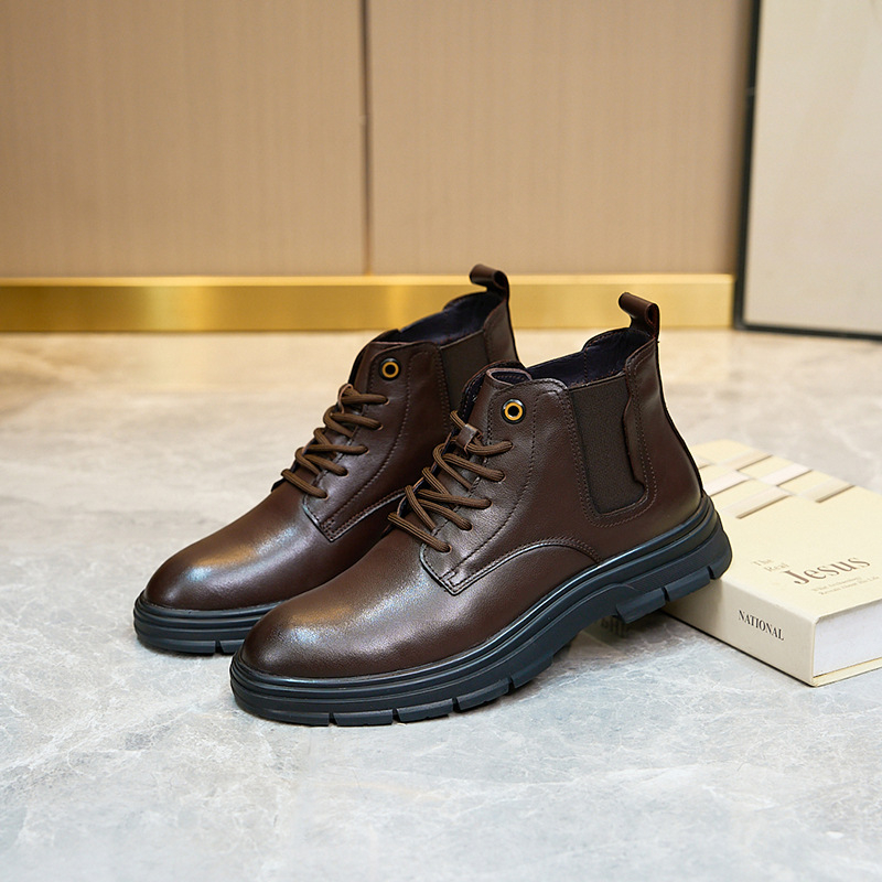 Martin csizma természetes bőr felsőrésszel, gyapjú bélés és talp, gumi talp, kerek orr, középmagas szár