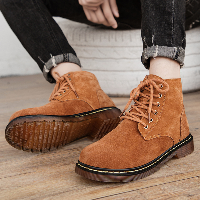 Martin csizmák – felső része valódi bőr, belső bélés műszőrme, PU talpbetét, gumi talp, kerek orr