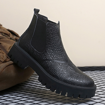 Férfi Martin csizmák, magas szárú, bőr felsőrész, fleeces béléses téli brit stílusú bakancsok; Felsőrész: marha bőre; Talp: gumi; Bélés: PU; Sarokmagasság: 3–5 cm; Szármagasság: középső cső