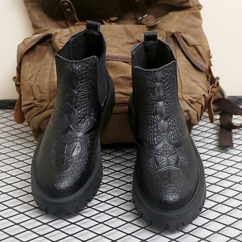 Férfi Martin csizmák, magas szárú, bőr felsőrész, fleeces béléses téli brit stílusú bakancsok; Felsőrész: marha bőre; Talp: gumi; Bélés: PU; Sarokmagasság: 3–5 cm; Szármagasság: középső cső