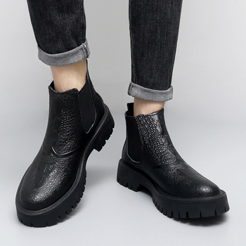 Férfi Martin csizmák, magas szárú, bőr felsőrész, fleeces béléses téli brit stílusú bakancsok; Felsőrész: marha bőre; Talp: gumi; Bélés: PU; Sarokmagasság: 3–5 cm; Szármagasság: középső cső