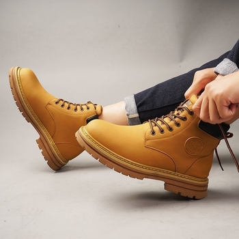 Férfi Martin csizma télre, vízálló és csúszásmentes, felső rész split bőr, talp gumírozott, belső: műszőrme, előre fűzővel záródó