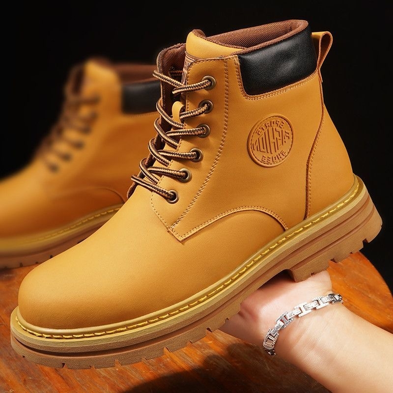 Férfi Martin csizma télre, vízálló és csúszásmentes, felső rész split bőr, talp gumírozott, belső: műszőrme, előre fűzővel záródó