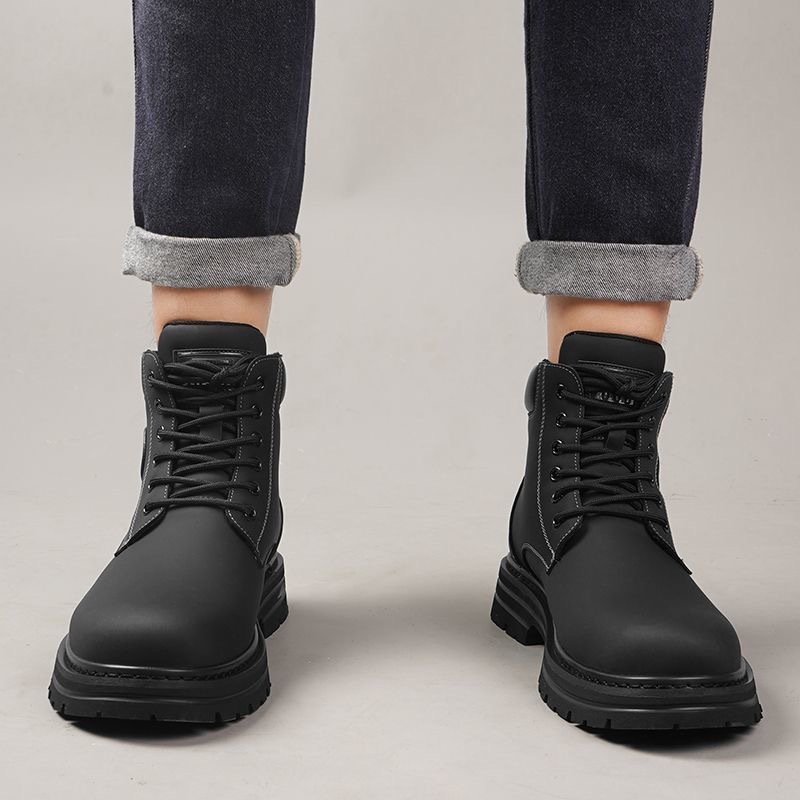 Férfi Martin csizma télre, vízálló és csúszásmentes, felső rész split bőr, talp gumírozott, belső: műszőrme, előre fűzővel záródó