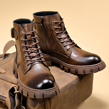 Martin topánky pre mužov na zimu – vrchný diel z dvojvrstvovej hovädzej kože, vnútorná výstelka z umelej krátkej plyšu, gumová podrážka, bočný zips, stredne vysoký podpätok 3–5 cm