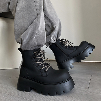 Martin čizme od kože, dvostruko kožni gornji dio, unutarnja od umjetnog kratkog pliša, prednje vezanje, niski pet 1–3 cm