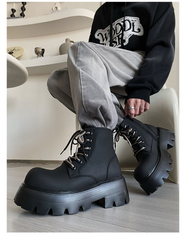 Martin čizme od kože, dvostruko kožni gornji dio, unutarnja od umjetnog kratkog pliša, prednje vezanje, niski pet 1–3 cm