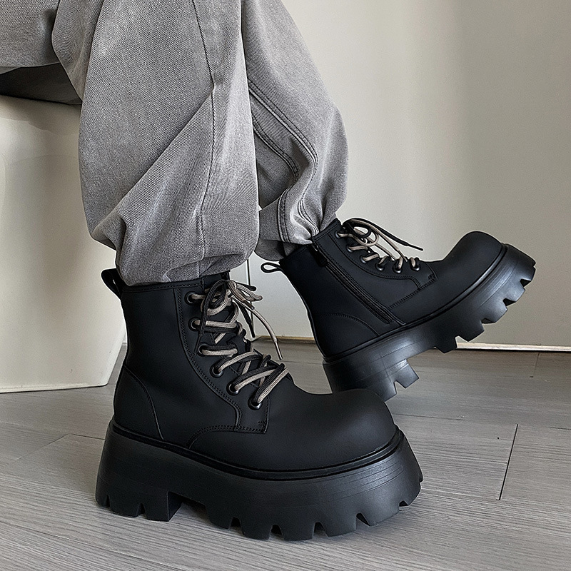 Martin čizme od kože, dvostruko kožni gornji dio, unutarnja od umjetnog kratkog pliša, prednje vezanje, niski pet 1–3 cm