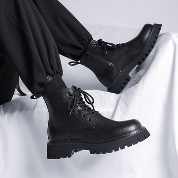 Muške Martin čizme, visoki dio, prozračna mrežasta unutrašnjost, gumeni potplat, niski pet 1–3 cm