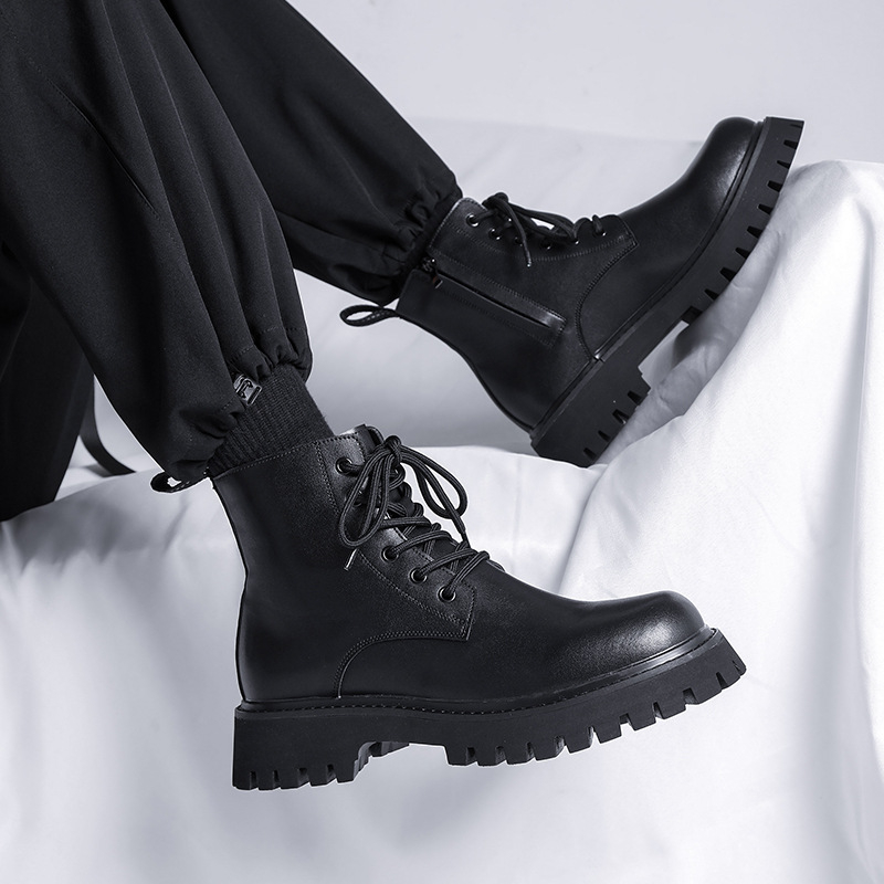 Muške Martin čizme, visoki dio, prozračna mrežasta unutrašnjost, gumeni potplat, niski pet 1–3 cm