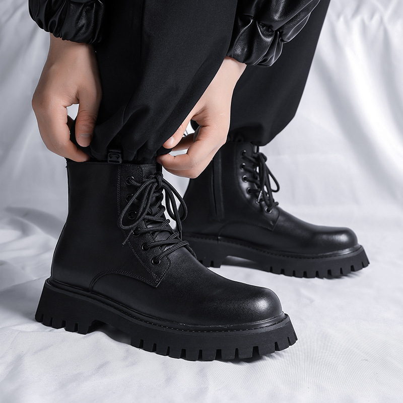 Muške Martin čizme, visoki dio, prozračna mrežasta unutrašnjost, gumeni potplat, niski pet 1–3 cm