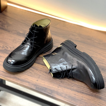 Pánske čižmy Martin z prvej kvality hovädzej kože, vrchný materiál z hladkej kože, podšívka z pravej kože, gumová podrážka, stredná výška šľapu, okrúhla špička