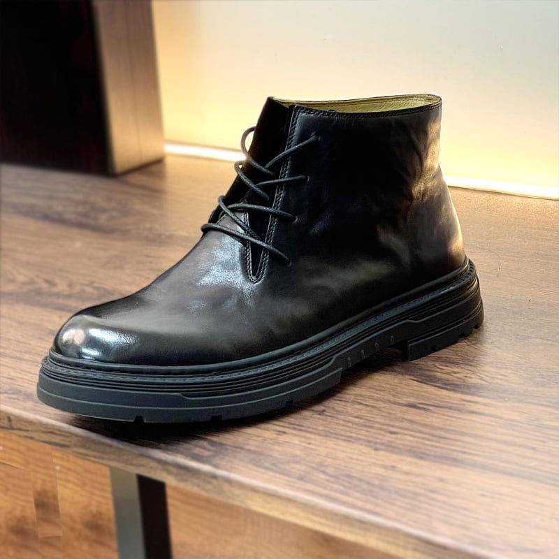 Pánske čižmy Martin z prvej kvality hovädzej kože, vrchný materiál z hladkej kože, podšívka z pravej kože, gumová podrážka, stredná výška šľapu, okrúhla špička