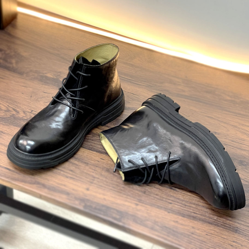 Pánske čižmy Martin z prvej kvality hovädzej kože, vrchný materiál z hladkej kože, podšívka z pravej kože, gumová podrážka, stredná výška šľapu, okrúhla špička