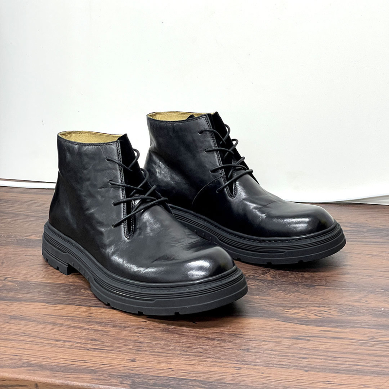 Pánske čižmy Martin z prvej kvality hovädzej kože, vrchný materiál z hladkej kože, podšívka z pravej kože, gumová podrážka, stredná výška šľapu, okrúhla špička