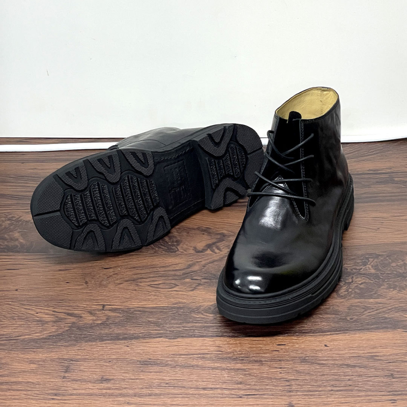 Pánske čižmy Martin z prvej kvality hovädzej kože, vrchný materiál z hladkej kože, podšívka z pravej kože, gumová podrážka, stredná výška šľapu, okrúhla špička