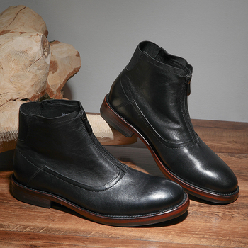 Topánky Chelsea z pravej kože, vrchná časť z pravej kože, kožená podrážka, okrúhla špička, stredná výška topán, nízky masívny podpätok (1–3 cm).